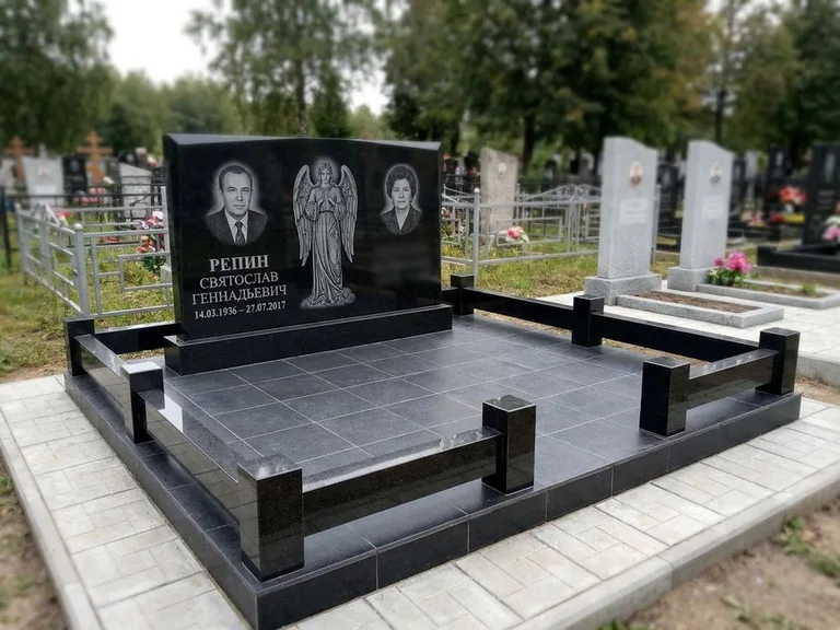 Памятник с гравировкой ангела — гравировка ангела с крестом рядом с эпитафией, работа «Касаткин» в Иркутске