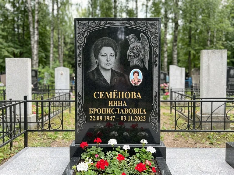 Памятник с гравировкой ангела — гравировка ангела с голубем по диагонали стелы, работа «Лобанова» в Иркутске