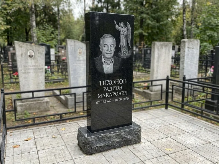 Памятник с гравировкой ангела — гравировка двух ангелов по сторонам портрета, работа «Свиридов» в Иркутске