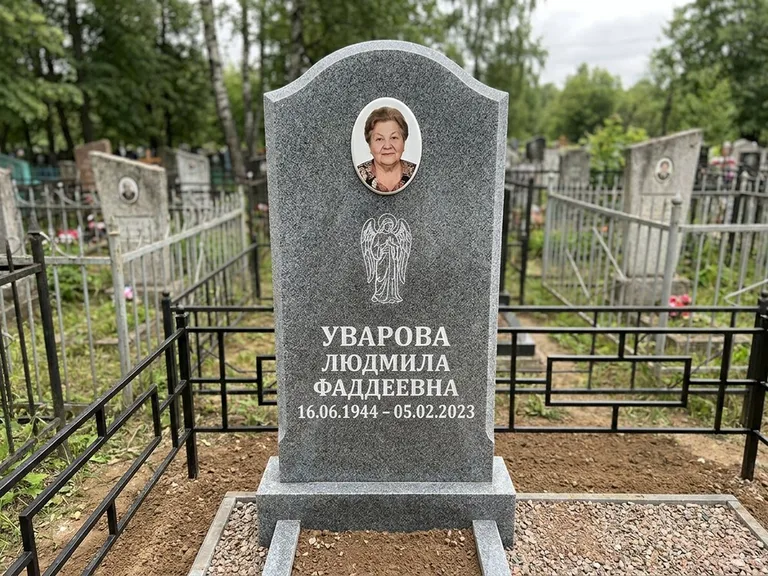 Памятник с гравировкой ангела — гравировка ангела в облаках с лучами над портретом, работа «Игнатова» в Иркутске