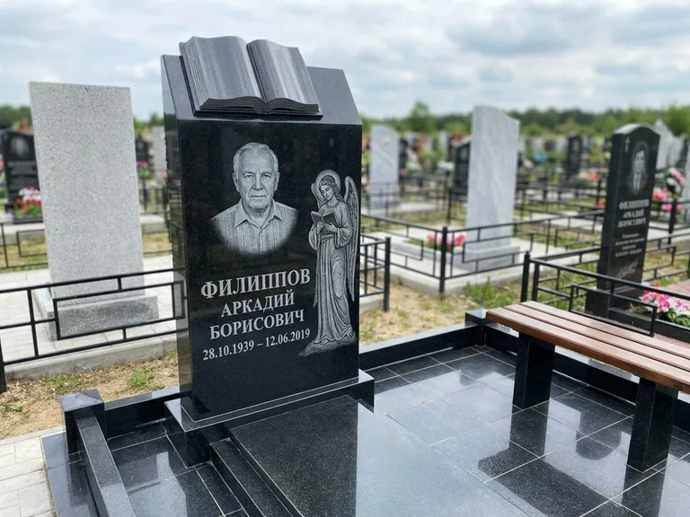 Памятник с гравировкой ангела — белая гравировка скорбящего ангела над портретом, работа «Доронин» в Иркутске