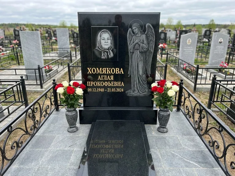 Памятник с гравировкой ангела — гравировка ангела-хранителя сбоку от портрета, работа «Яковлева» в Иркутске
