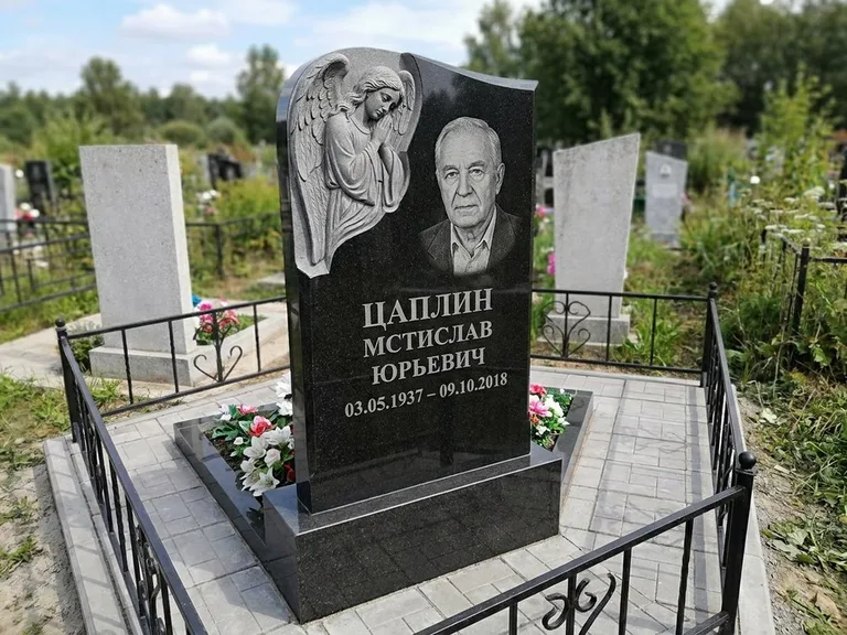 Памятник с гравировкой ангела — гравировка молящегося ангела в верхней части стелы, работа «Пономарёв» в Иркутске