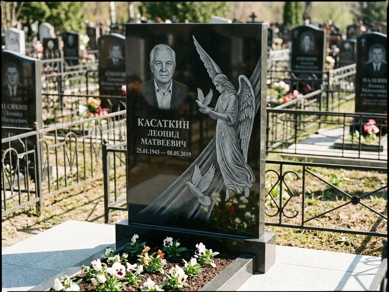 Памятник с гравировкой ангела — гравировка ангела с голубем по диагонали стелы, работа «Касаткин» в Иркутске