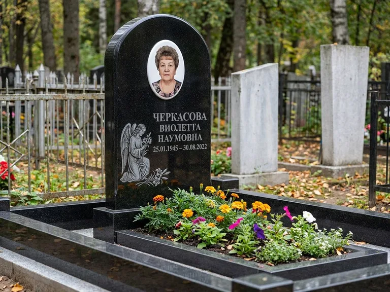 Памятник с гравировкой ангела — гравировка ангела с крестом рядом с эпитафией, работа «Журавлёва» в Иркутске