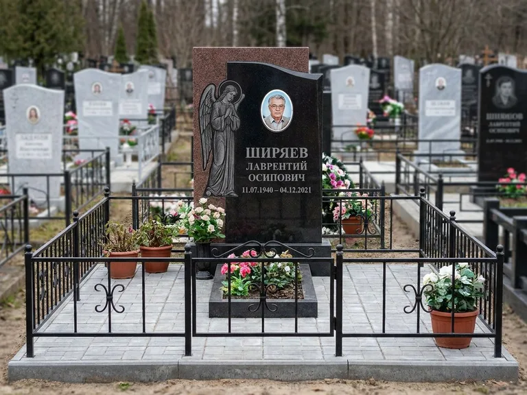 Памятник с гравировкой ангела — гравировка ангела с голубем по диагонали стелы, работа «Селиванов» в Иркутске