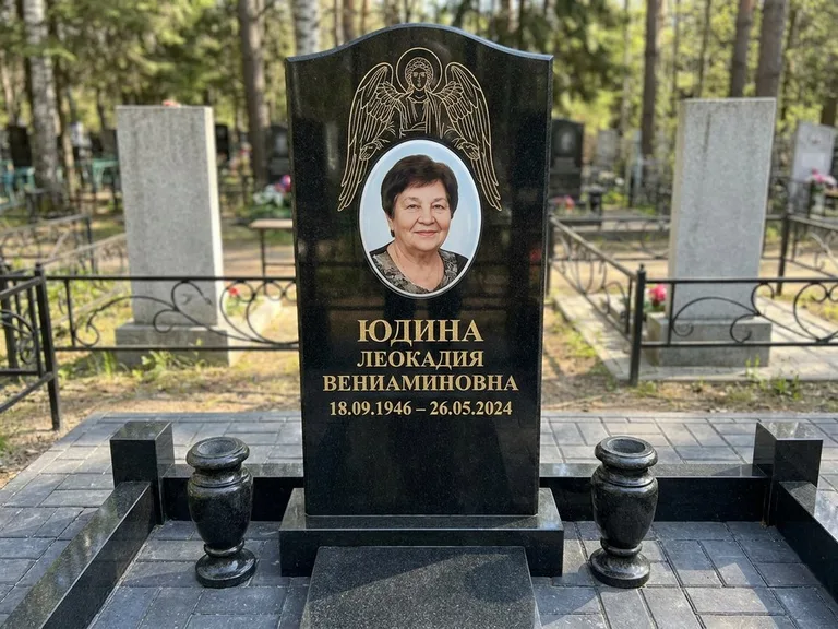 Памятник с гравировкой ангела — гравировка двух ангелов по сторонам портрета, работа «Гордеева» в Иркутске