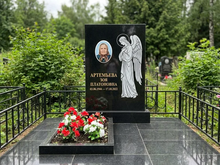 Памятник с гравировкой ангела — гравировка ангела в облаках с лучами над портретом, работа «Фаддеев» в Иркутске