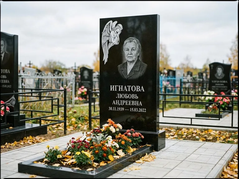 Памятник с гравировкой ангела — белая гравировка скорбящего ангела над портретом, работа «Игнатова» в Иркутске