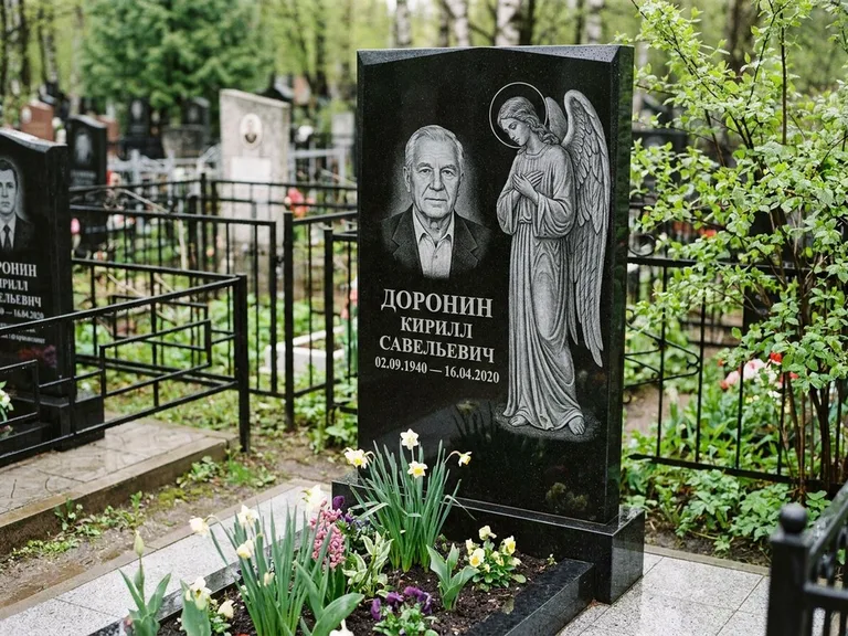 Памятник с гравировкой ангела — гравировка ангела-хранителя сбоку от портрета, работа «Доронин» в Иркутске