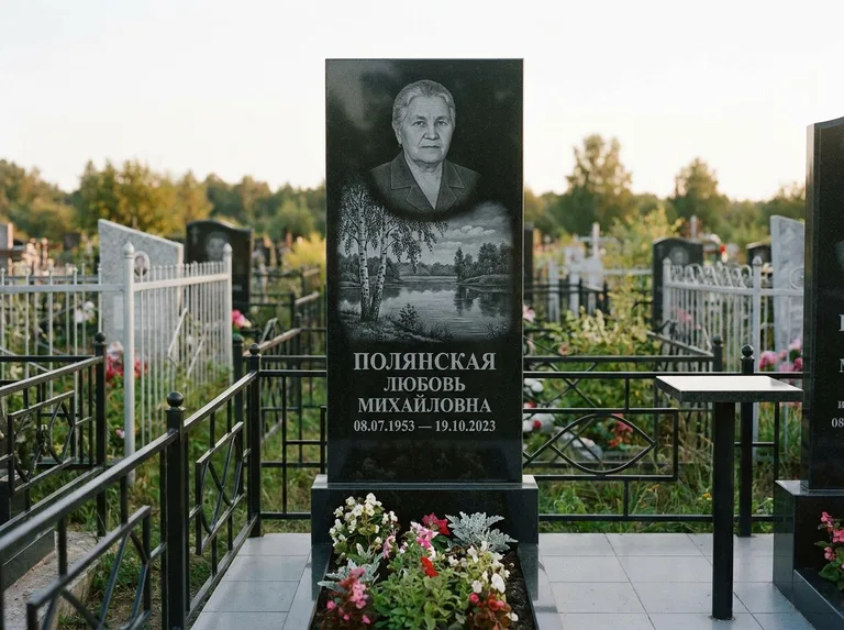 Памятник с гравировкой берёзы — гравировка берёзы у зеркального озера, работа «Полянская» в Иркутске