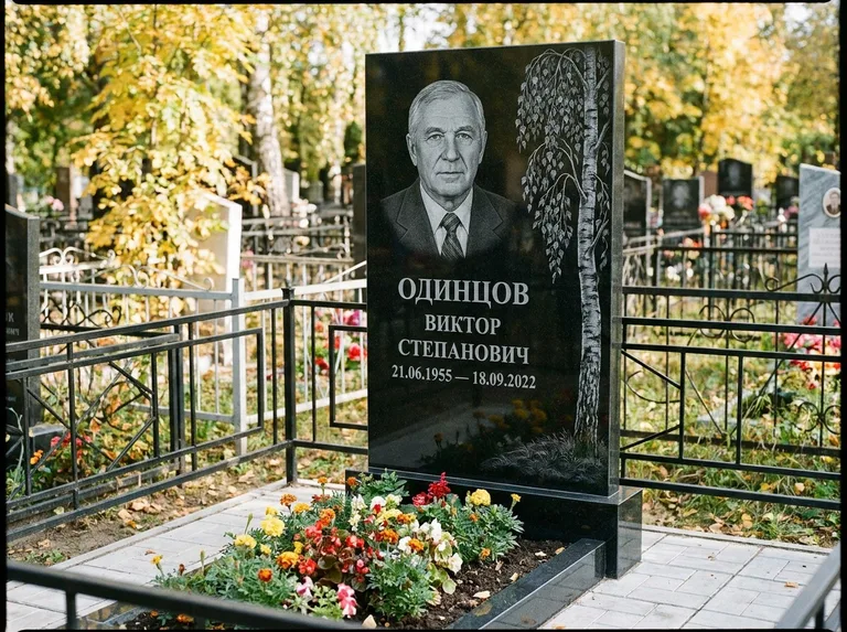 Памятник с гравировкой берёзы — гравировка плакучей берёзы с тонкими ветвями, работа «Одинцов» в Иркутске