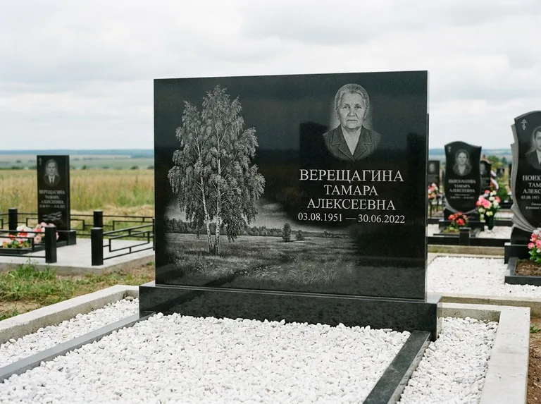 Памятник с гравировкой берёзы: широкая горизонтальная стела — берёза у поля, простор до горизонта, белая мраморная крошка с бордюром, работа «Верещагина» в Иркутске