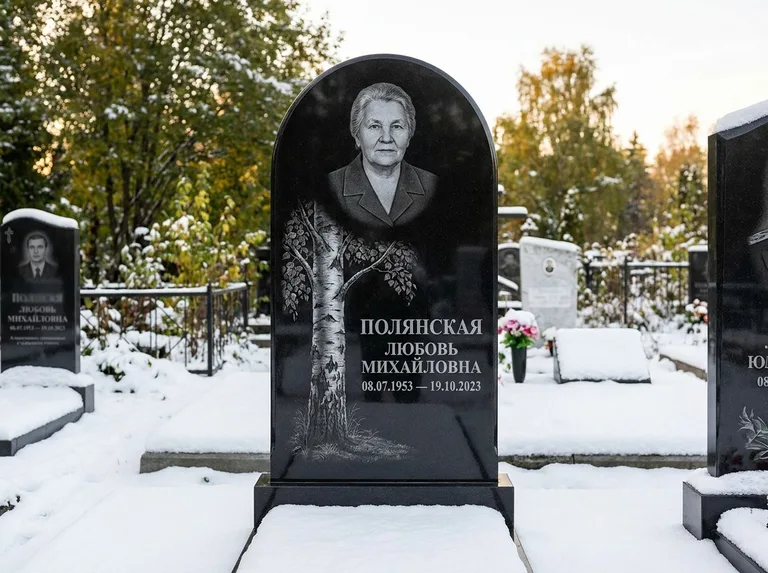 Памятник с гравировкой берёзы: полукруглая стела — объёмная одинокая берёза с фактурной корой, заснеженный зимний участок, работа «Полянская» в Иркутске