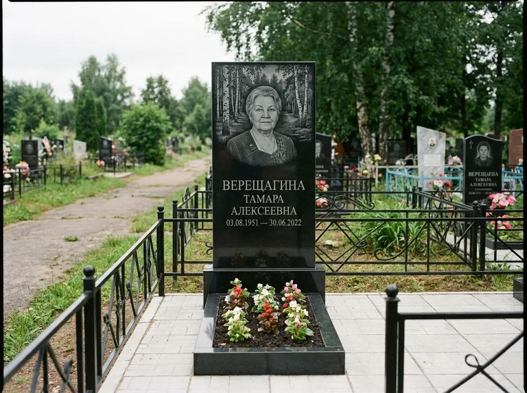 Памятник с гравировкой берёзы — гравировка берёзовой рощи в глубину, работа «Верещагина» в Иркутске