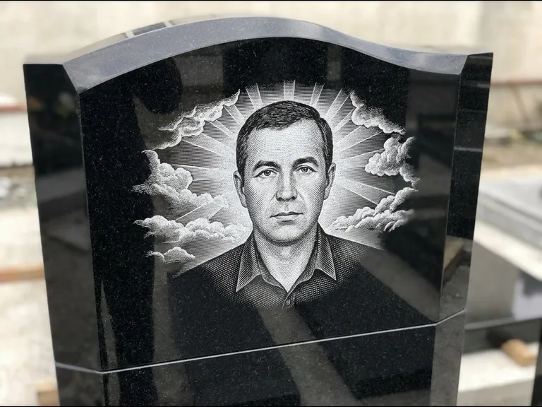 Гравировка фото на памятнике — с фоном в Иркутске
