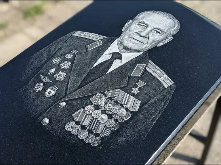 Гравировка фото на памятнике — военный / ветеран в Иркутске