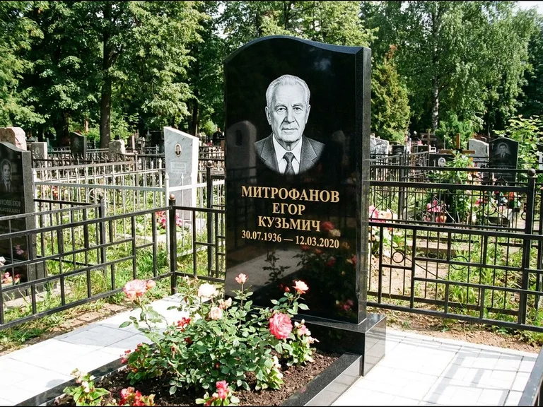 Гравировка портрета на чёрном граните — выполненная работа 29 в Иркутске
