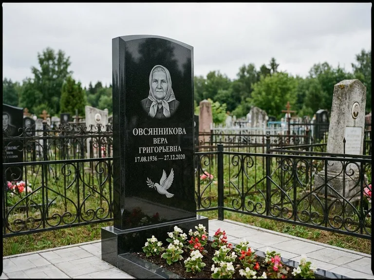 Памятник с гравировкой голубей — гравировка голубя с оливковой ветвью рядом с эпитафией, работа «Овсянникова» в Иркутске