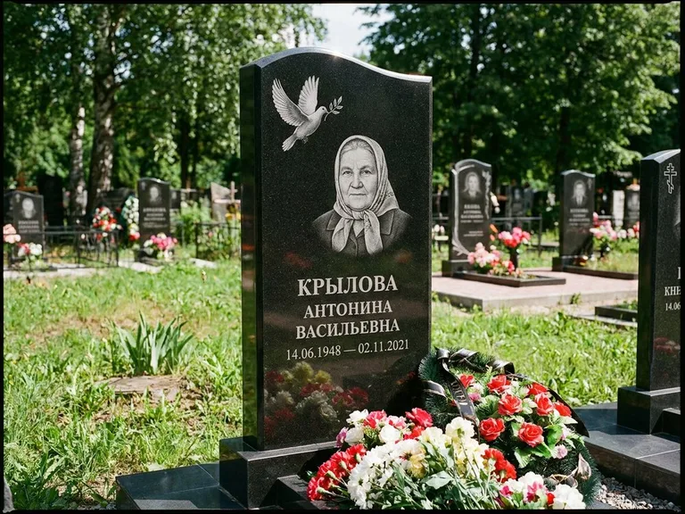 Памятник с гравировкой голубей — гравировка голубей, работа «Крылова» в Иркутске