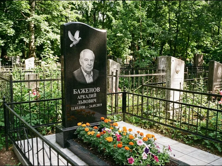 Памятник с гравировкой голубей — белая гравировка взлетающего голубя над портретом, работа «Баженов» в Иркутске
