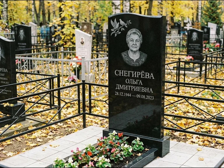 Памятник с гравировкой голубей — гравировка пары голубей на ветке в верхнем углу стелы, работа «Снегирёва» в Иркутске