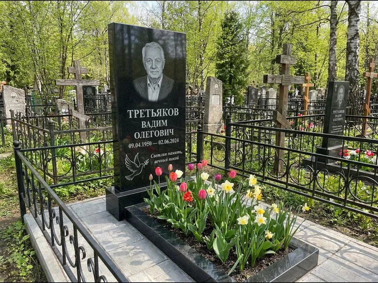 Памятник с гравировкой голубей — гравировка голубя с оливковой ветвью рядом с эпитафией, работа «Третьяков» в Иркутске