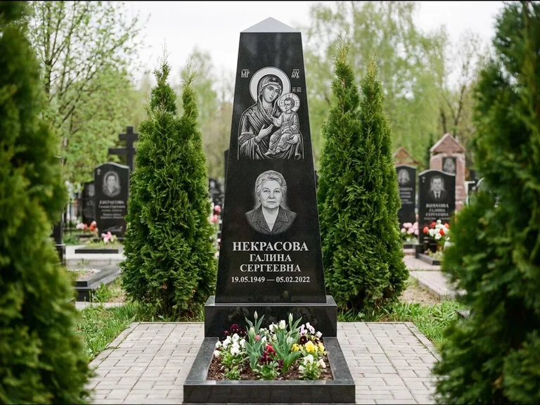 Памятник с гравировкой иконы — образ Николая Чудотворца, работа «Третьяков» в Иркутске