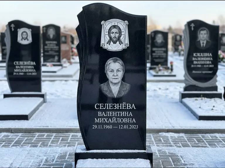 Памятник с гравировкой иконы — Казанская икона Божией Матери на стеле, работа «Одинцов» в Иркутске