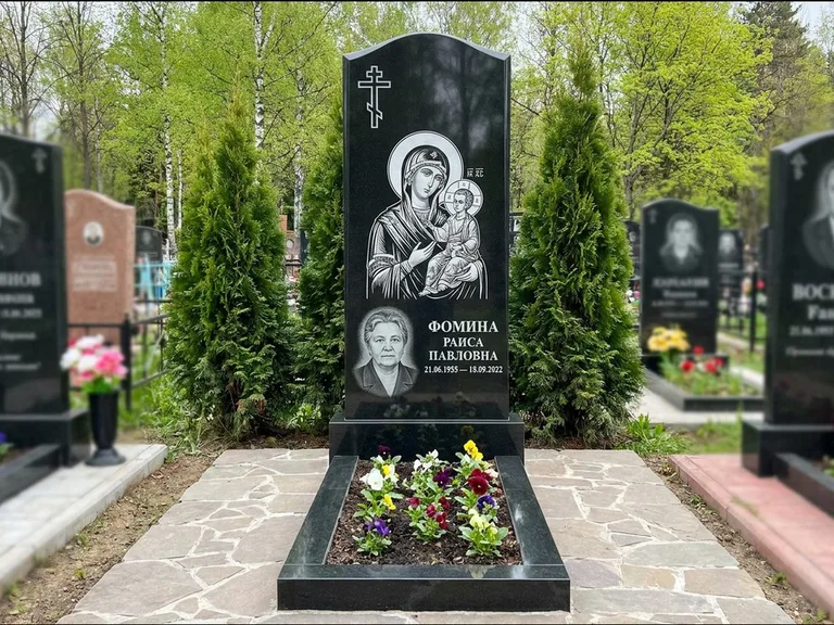 Памятник с гравировкой иконы — икона в резном киоте, работа «Гущин» в Иркутске