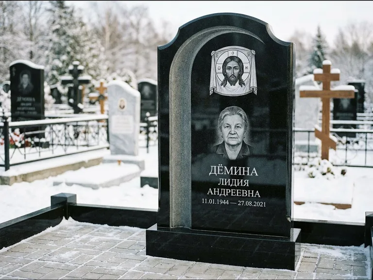 Памятник с гравировкой иконы: гранёный восьмиугольный обелиск с крестом — гравировка Николая Чудотворца, семейный участок с гранитной скамьёй, работа «Зотов» в Иркутске