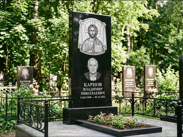 Памятник с гравировкой иконы: широкая двойная семейная стела — золочёный нимб на образе, цветник с красными розами, работа «Воронцова» в Иркутске