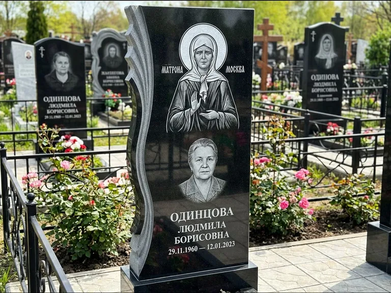 Памятник с гравировкой иконы: ступенчатая двухуровневая стела — Архангел Михаил на стеле, каменная дорожка из плитняка, работа «Одинцов» в Иркутске