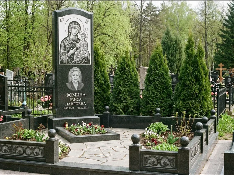Памятник с гравировкой иконы: высокий гранёный обелиск с крестом-навершием — гравировка образа Матроны Московской, открытый участок без ограды, работа «Третьяков» в Иркутске