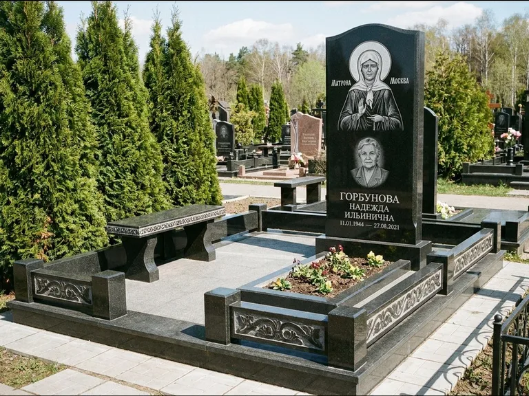 Памятник с гравировкой иконы: стела в форме раскрытой книги с образом — гравировка образа Спасителя, цоколь тёмной плиткой, работа «Зотов» в Иркутске