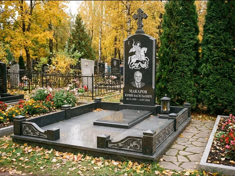 Памятник с гравировкой иконы: ступенчатая трёхуровневая стела — золочёный нимб на образе, дорожка из природного плитняка, работа «Лебедева» в Иркутске