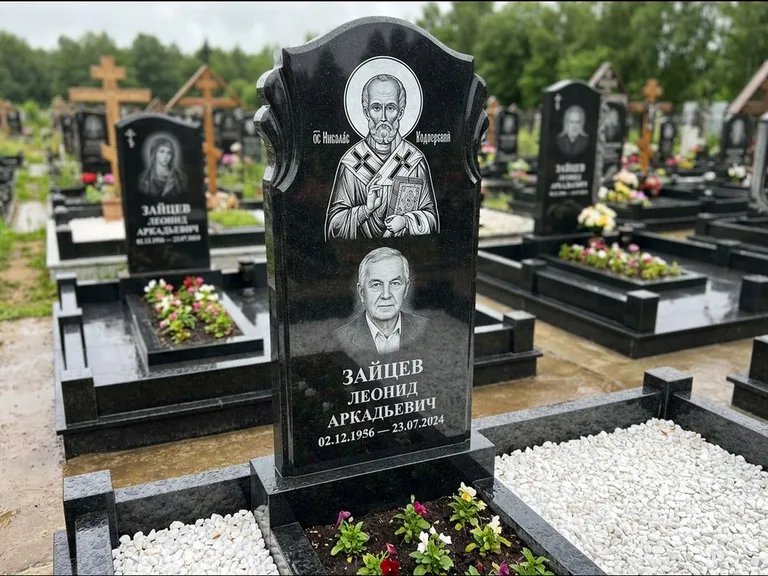 Памятник с гравировкой иконы — образ Николая Чудотворца, работа «Лебедева» в Иркутске
