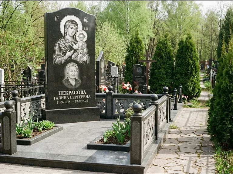 Памятник с гравировкой иконы: полукруглая стела с купольным навершием — Архангел Михаил на стеле, заснеженный зимний участок, работа «Гущин» в Иркутске