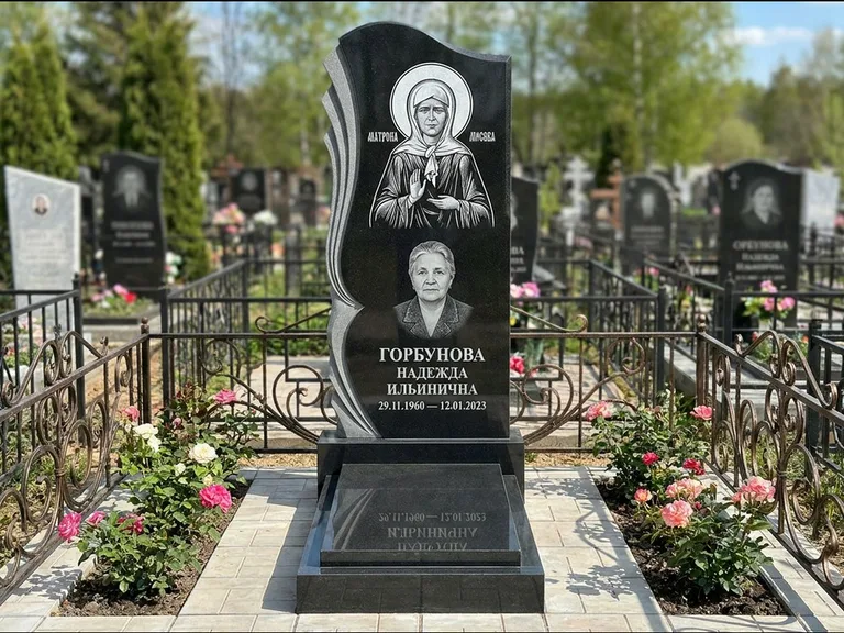 Памятник с гравировкой иконы — икона в резном киоте, работа «Одинцов» в Иркутске