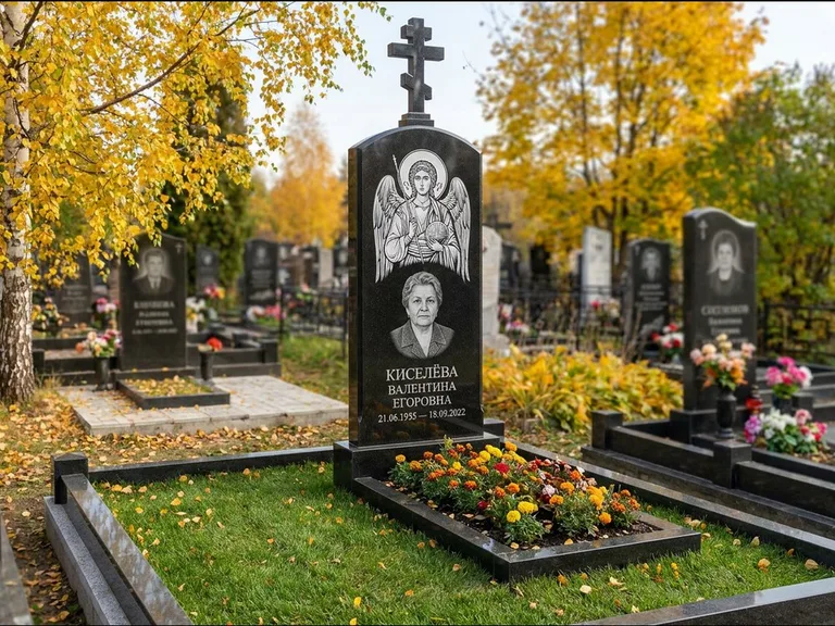 Памятник с гравировкой иконы — образ в полный рост на обороте стелы, работа «Гущин» в Иркутске