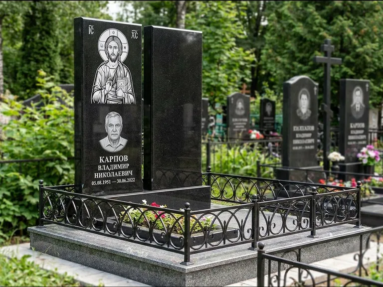 Памятник с гравировкой иконы — Казанская икона Божией Матери на стеле, работа «Богданова» в Иркутске