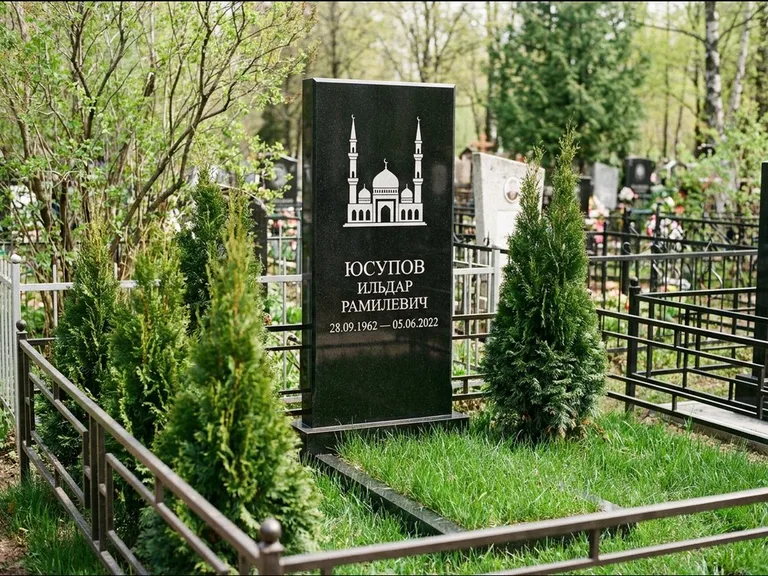 Мусульманский памятник с гравировкой мечети — силуэт мечети с двумя минаретами над именем, работа «Юсупов» в Иркутске