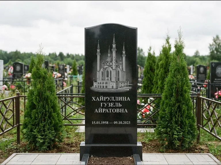 Мусульманский памятник с гравировкой мечети — мечеть Кул-Шариф на обороте стелы, работа «Хайруллина» в Иркутске