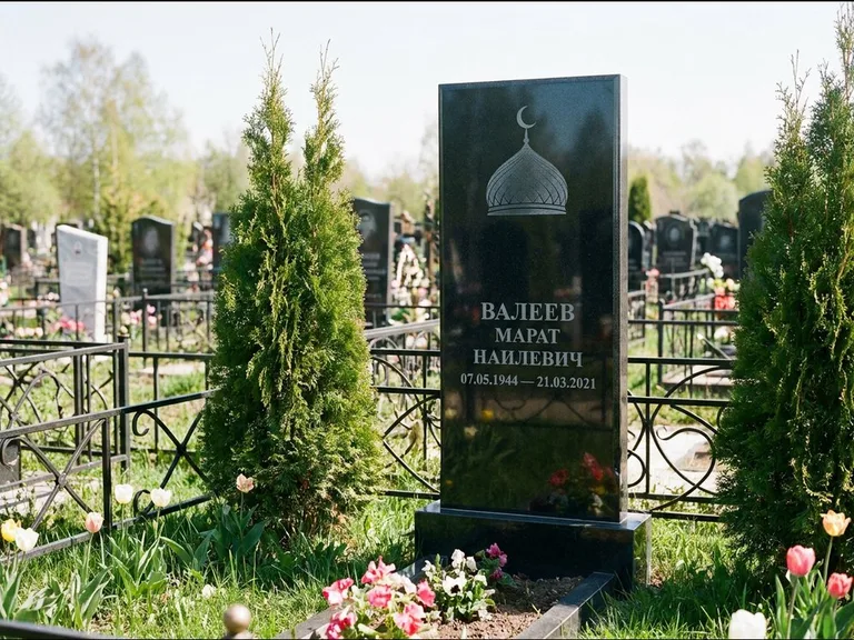 Мусульманский памятник с гравировкой мечети — купол с полумесяцем в верхней части, работа «Валеев» в Иркутске