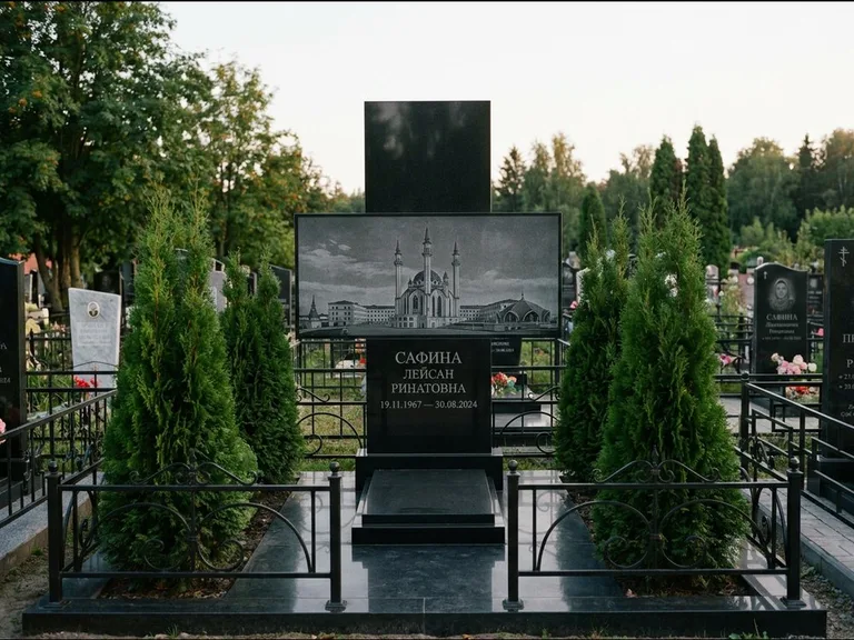 Мусульманский памятник с гравировкой мечети — панорама мечети во всю ширину стелы, работа «Сафина» в Иркутске