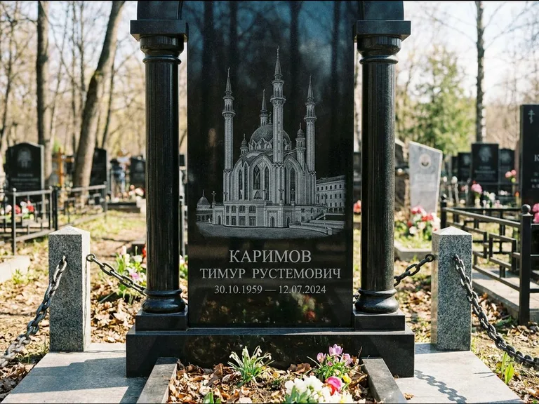 Мусульманский памятник с гравировкой мечети: стела с колоннами-минаретами по бокам — детализированная гравировка мечети Кул-Шариф, гранитные столбики с провисающей цепью, работа «Каримов» в Иркутске