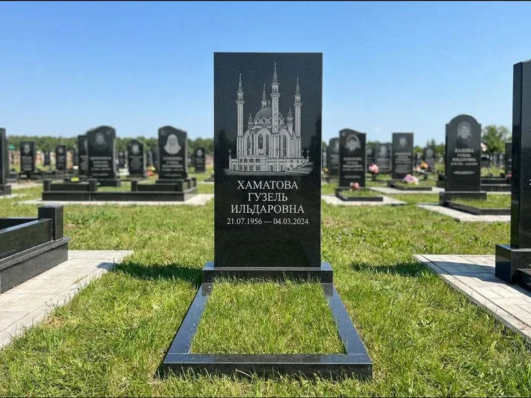Мусульманский памятник с гравировкой мечети: небольшая скромная одиночная стела — золочёная гравировка мечети, аккуратный участок с газоном, работа «Нигматуллина» в Иркутске