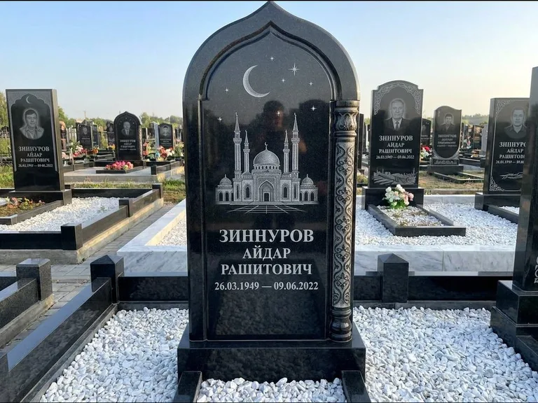 Мусульманский памятник с гравировкой мечети: стела с михраб-верхом и резной боковой колонной — детализированная гравировка мечети Кул-Шариф, белая мраморная крошка, работа «Ахметов» в Иркутске