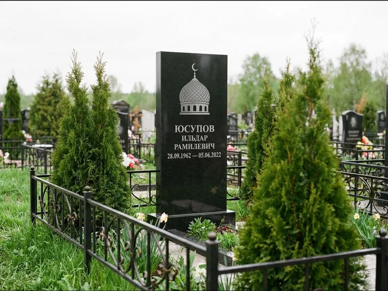Мусульманский памятник с гравировкой мечети — купол с полумесяцем в верхней части, работа «Юсупов» в Иркутске