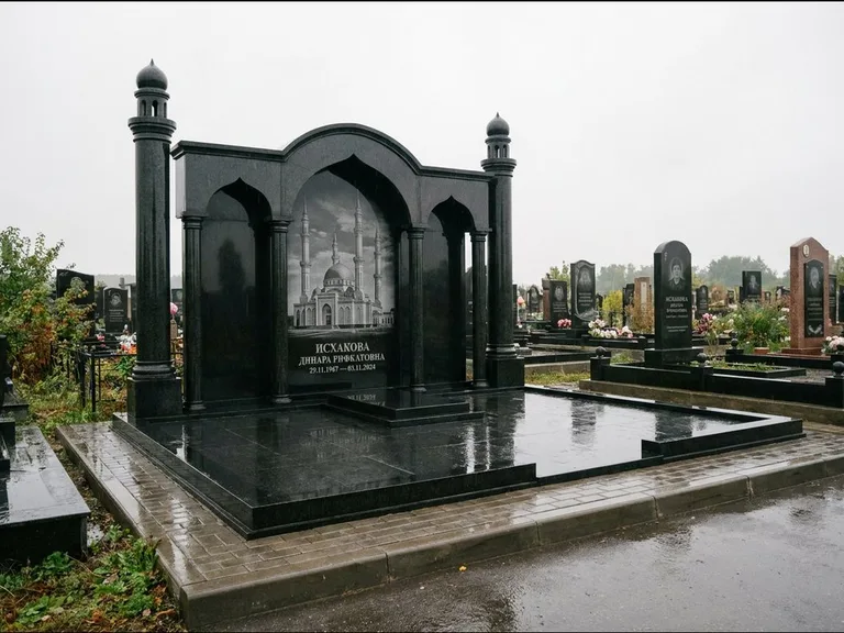 Мусульманский памятник с гравировкой мечети: семейный мемориал с колоннами-минаретами и аркой — золочёная гравировка мечети, большая мощёная площадка, работа «Абдуллаева» в Иркутске